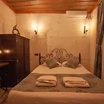 Center Cave House Hotel